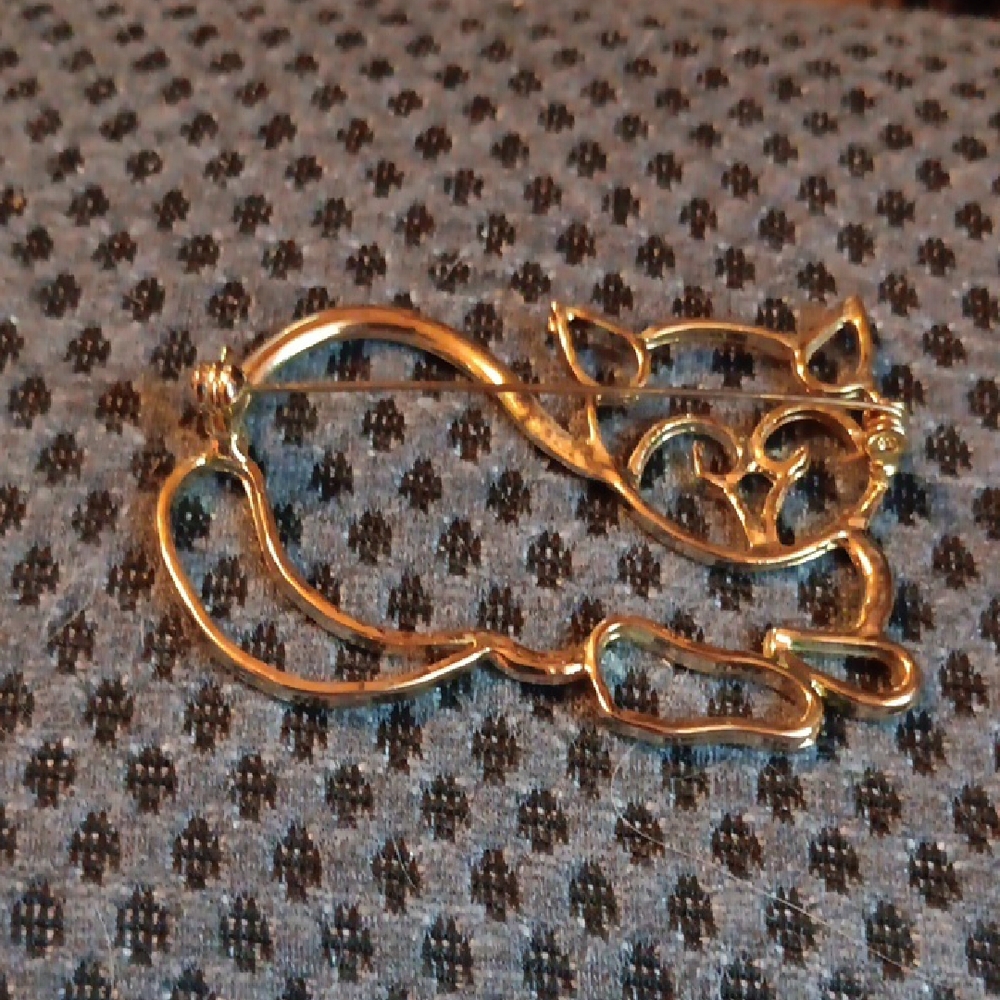 Elegant Gold Cat Brooch - Picture 2 of 2